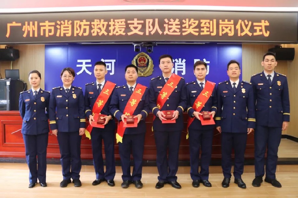 莫丽娜副政委到天河大队开展送奖到岗活···
